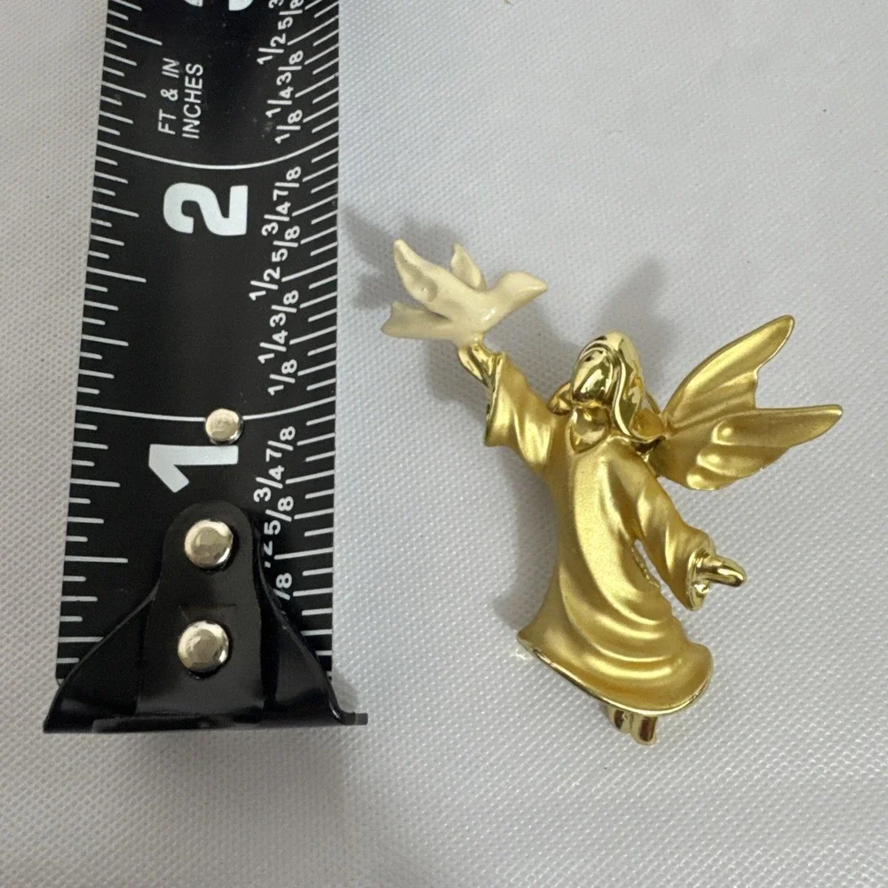 Vintage Gigi Giusti gold-tone angel brooch white enamel dove‎ Lapel Pin